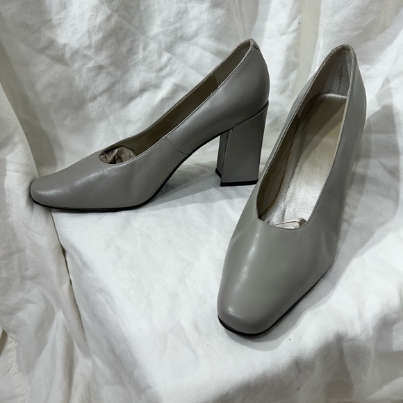 GRAY LEATHER SHOES SOURCE UNKNOWN 6 1/2 B, HEEL HEIGHT IS 3 1/2” INCHES. - Picture 4 of 16